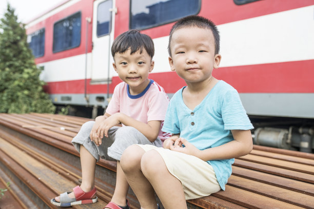 孩子们在跑道上玩耍图片下载