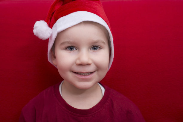 戴圣诞帽的可爱男孩图片下载