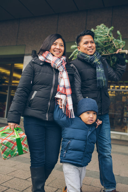 幸福的家庭与圣诞树图片下载