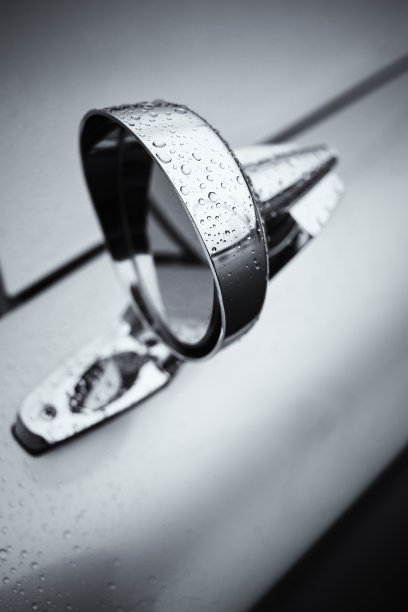 水滴在老式克莱斯勒汽车的镜子上图片下载