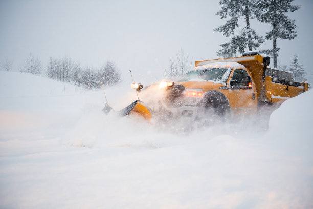 扫雪机清理积雪的高速公路素材图片