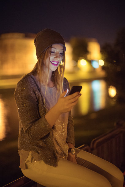 女孩和她的手机图片下载