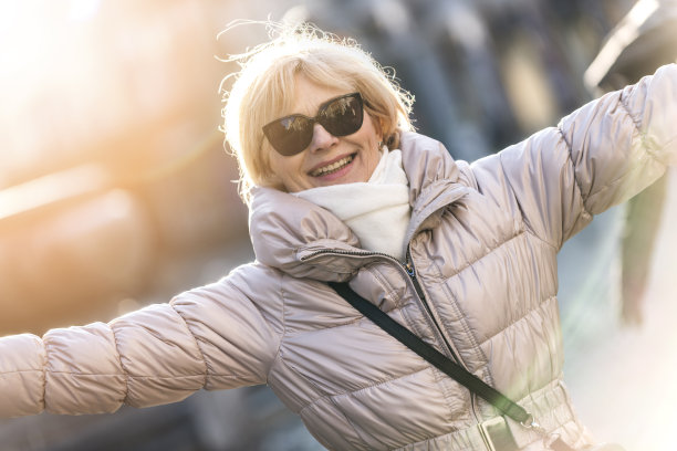 成熟的女人在户外张开双臂图片下载