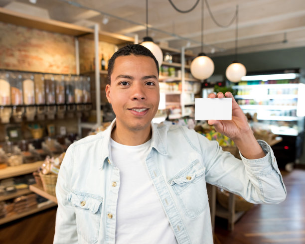 经理拿着一张名片图片下载