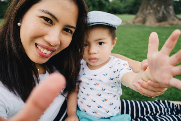 母子在户外自拍图片下载