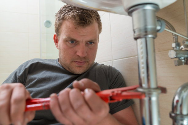 水管工修理下水道图片下载