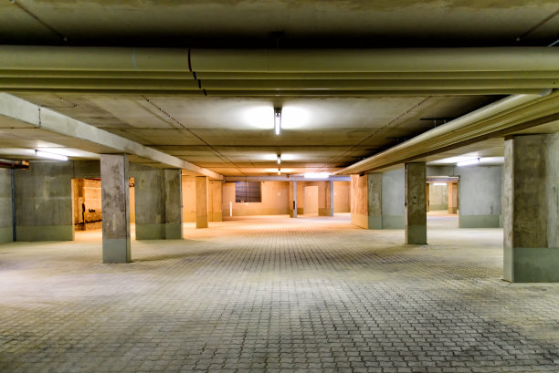 在地下停车场开车图片下载