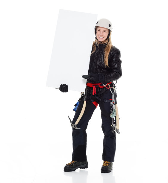 微笑的攀登者举着海报图片下载