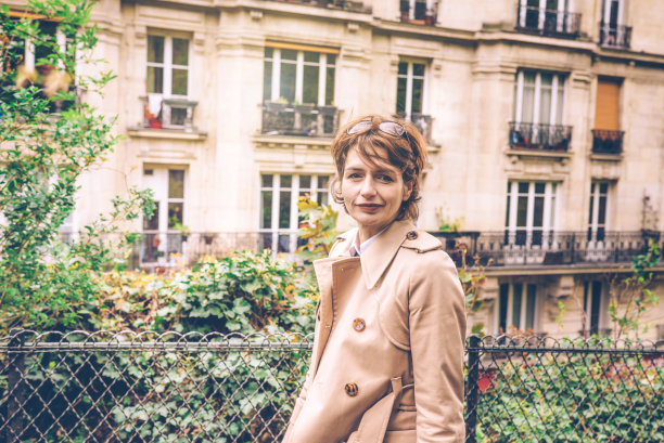 春天在巴黎区的美丽优雅的法国女人图片下载