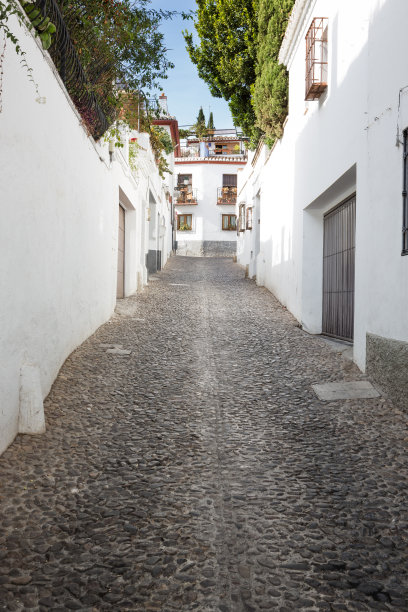 西班牙安达卢西亚格拉纳达Albaicín地区的狭窄街道图片下载