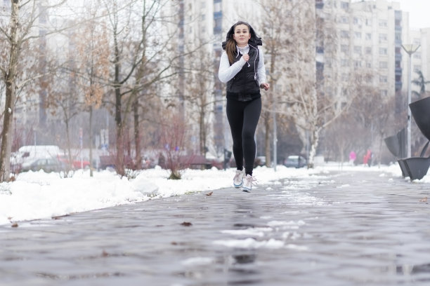 年轻女子在冬日里奔跑。图片下载