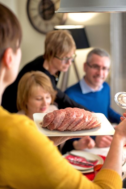 2018年意大利新年派对上的朋友图片下载