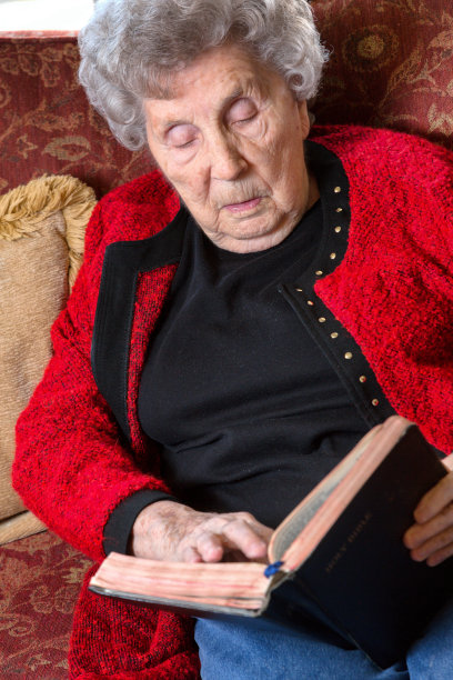 读圣经的老妇人图片下载