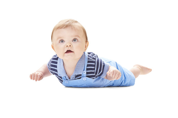 男婴孤立地躺在白色的床上图片下载