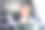 坐在黑色轿车里阅读商业报告的女性高管图片下载