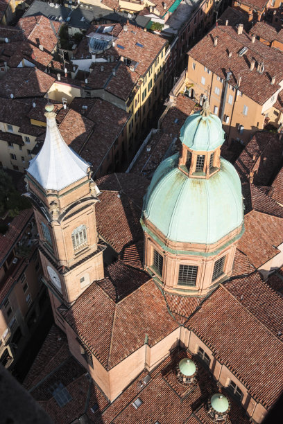 从意大利博洛尼亚的托雷·德格利·阿西内利球场往下看。图片下载