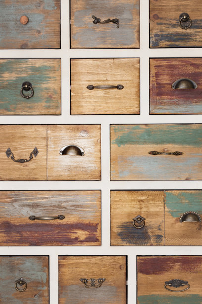 有不同把手的复古木抽屉图片下载