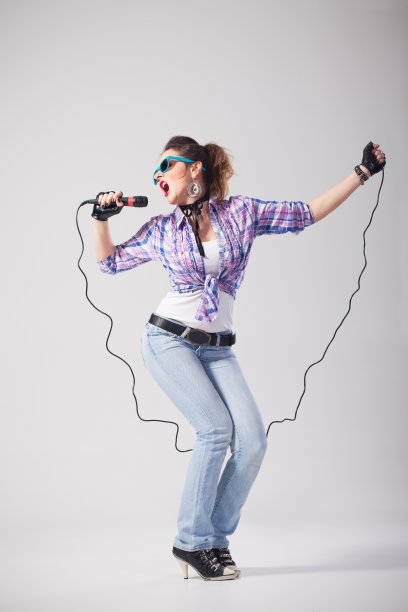 有趣的女歌手图片下载