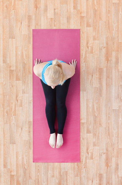 以上观点的运动妇女做瑜伽图片下载