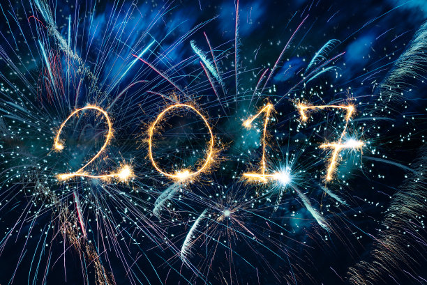 金色的2017在银蓝的烟花背景下闪耀图片下载