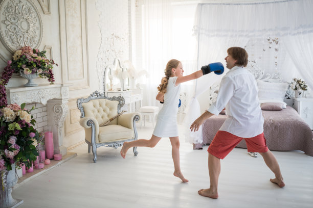 年轻的父亲和他的女儿在酒店拳击图片下载