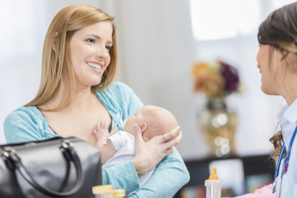 儿科医生与新妈妈交谈图片下载