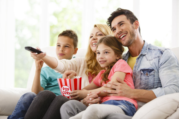 一家人在客厅看电视图片下载