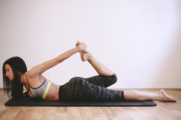 女孩伸展她的腿图片下载