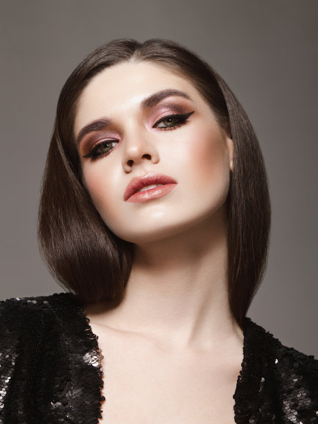 画着猫眼妆的漂亮女人图片下载