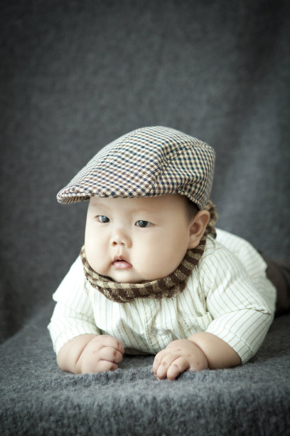 超重尖顶帽宝宝图片下载