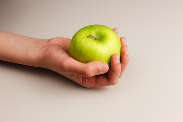 拿着苹果果实图片下载