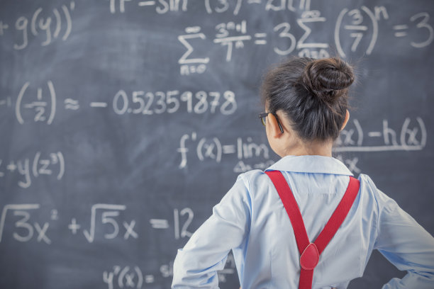 教室里年轻学生在黑板前的后视图图片下载