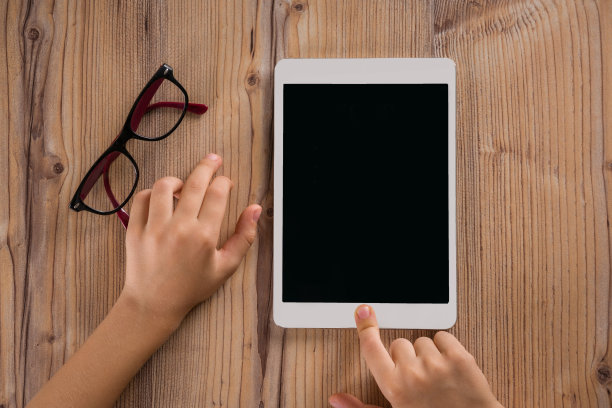 数字平板电脑和眼镜图片下载