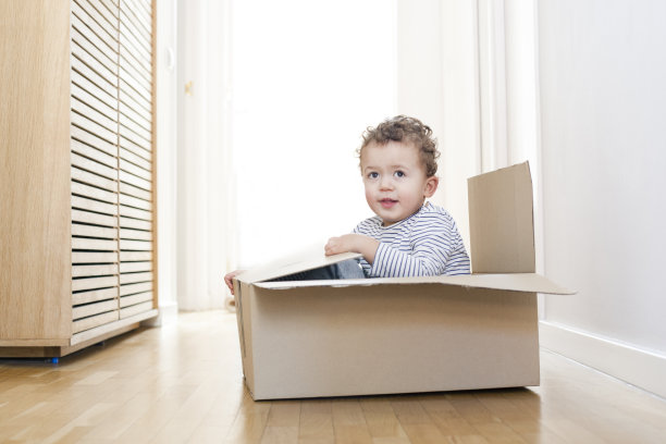 男孩在玩纸盒图片下载