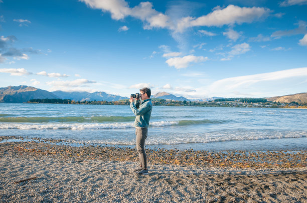 年轻的旅行者在新西兰的皇后镇拍照图片下载