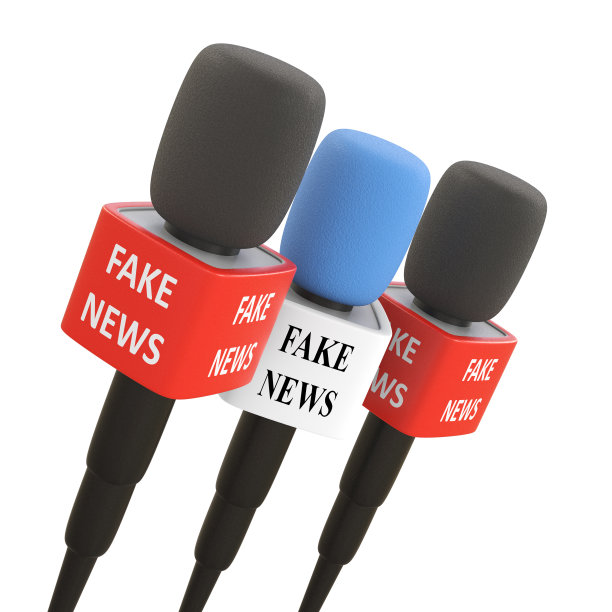 麦克风与“假新闻”词孤立在白色背景图片下载