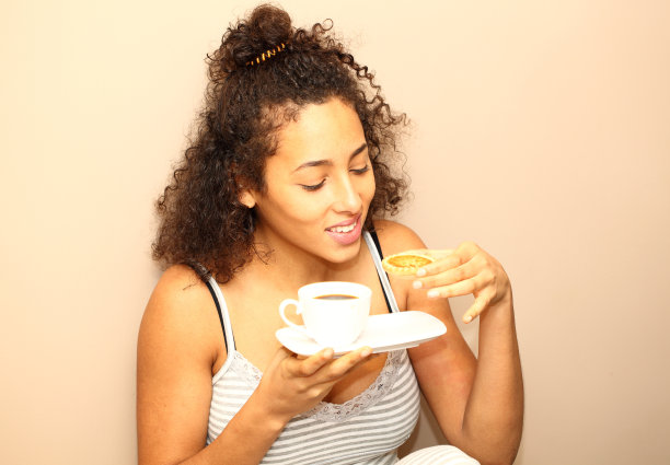 喝着咖啡，吃着蛋糕图片下载