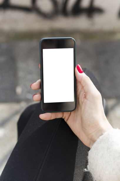 女性的近距离持有空白智能手机图片下载