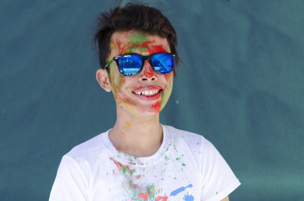 年轻的男性，脸上有颜色图片下载