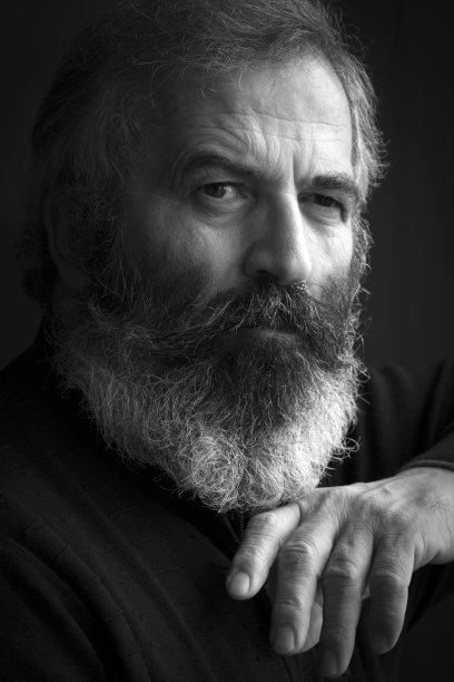 若有所思的成熟男人侧脸人像图片下载