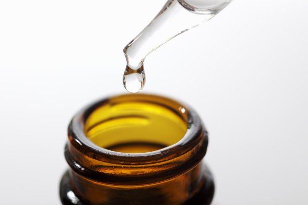 棕色草药提取瓶，带滴管图片下载