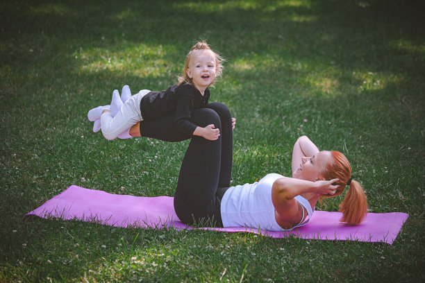 母亲和孩子在户外锻炼。图片下载