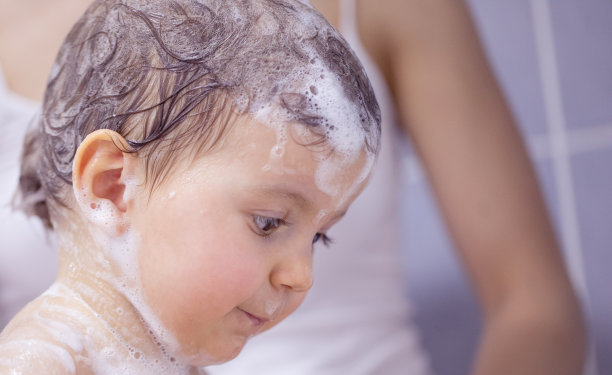 小女孩正在洗澡图片下载