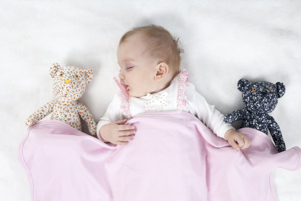 小女孩和泰迪熊睡觉图片下载