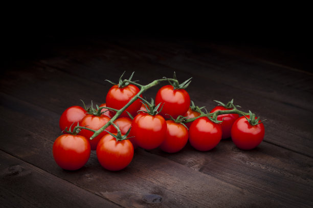 成熟的樱桃西红柿在深色的木材背景图片下载