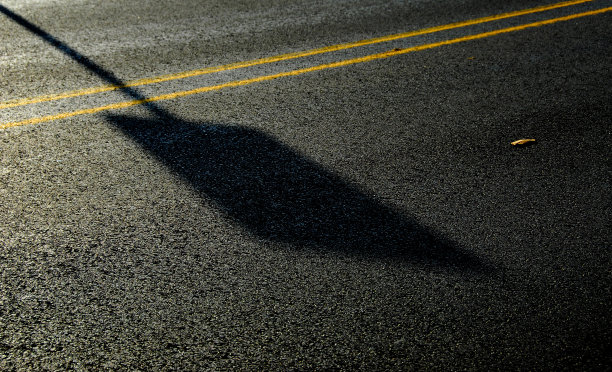 道路标志和黄线的影子图片下载
