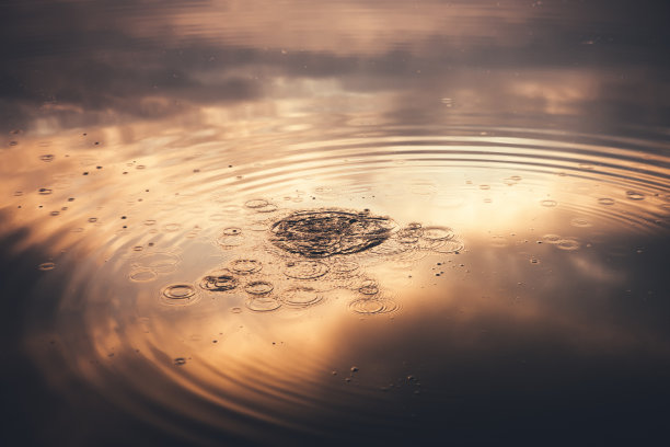 起涟漪的水面图片下载