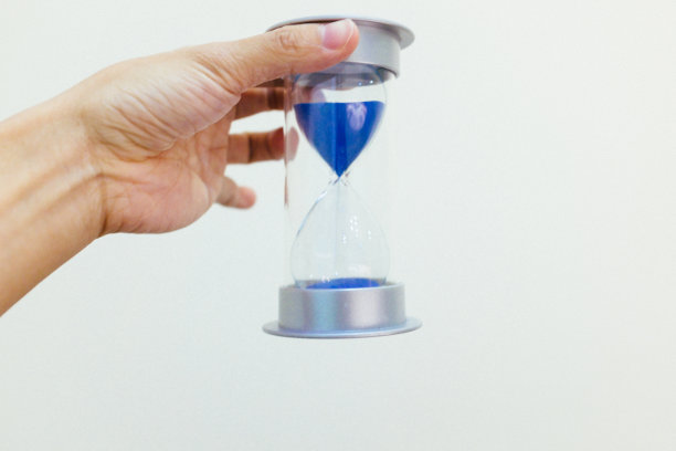 沙漏在手里图片下载