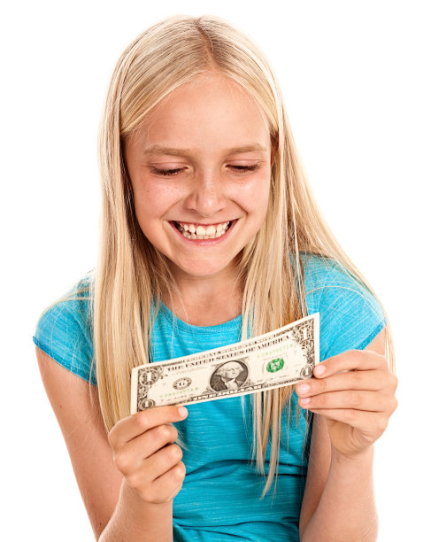 可爱的金发小女孩高兴地对着一美元钞票笑图片下载