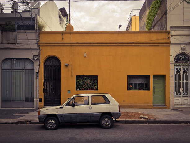 一辆旧汽车停在街上图片下载